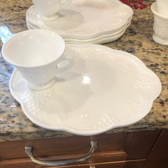 Vintage Milk Glass Colony Harvest Grapes Snack Plate & Cup Sets, Set of 4. - Picture 4 of 7